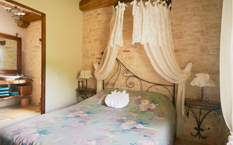 Moulin de Rabine: Slaapkamer, Bed, Meubilair, Kamer, Hemelbed, Eigendom, Bed Frame, Interieur Ontwerp, Bedding, Laken