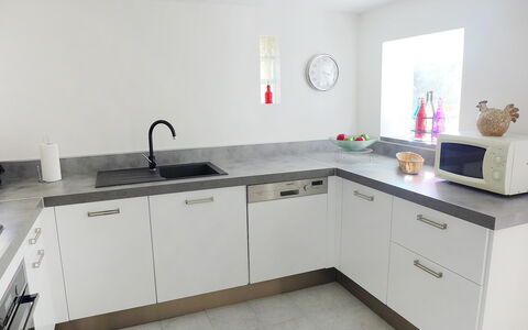 Le Mas Line: Kraan, Gootsteen, Cabinetry, Wastafel, Eigendom, Countertop, Meubilair, Loodgieterswerkinrichting, Keuken, Interieur Ontwerp