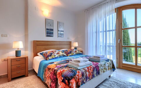 Buje 200: Meubilair, Interieur Ontwerp, Bed, Kamer, Flooring, Verdieping, Hout, Slaapkamer, Plafond, Textiel