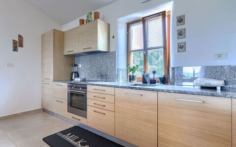 Buje 200: Countertop, Keuken, Cabinetry, Toestel Van De Keuken, Flooring, Interieur Ontwerp, Hout, Major Appliance, Verdieping, Meubilair