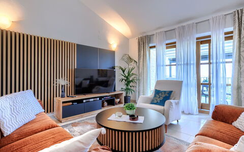 Buje 200: Meubilair, Interieur Ontwerp, Flooring, Muur, Bankstel, Verdieping, Hout, Plafond, Kamer, Woonkamer