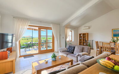 Veronica 200.3: Woonkamer, Kamer, Eigendom, Meubilair, Interieur Ontwerp, Gebouw, Huis, Onroerend Goed, Koffietafel, Tafel