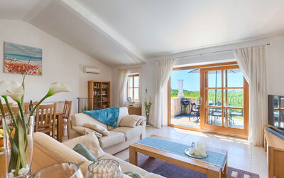 Nini 200.1: Kamer, Eigendom, Meubilair, Woonkamer, Interieur Ontwerp, Gebouw, Huis, Onroerend Goed, Plafond, Tafel