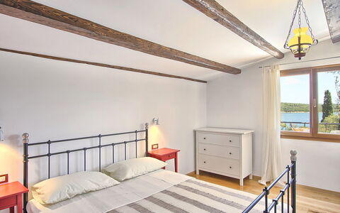 Verudela: Slaapkamer, Bed, Eigendom, Meubilair, Kamer, Plafond, Bed Frame, Interieur Ontwerp, Gebouw, Geel