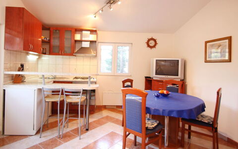 Ratimir: Meubilair, Tafel, Cabinetry, Fotolijst, Stoel, Hout, Countertop, Oranje, Architectuur, Toestel Van De Keuken