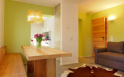 Chesa la Soliva: Bloem, Meubilair, Tafel, Hout, Gebouw, Fabriek, Oranje, Schaduw, Interieur Ontwerp, Verdieping
