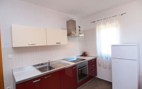 Pakoštane Drage 101: Cabinetry, Gootsteen, Wastafel, Eigendom, Countertop, Kraan, Gebouw, Hout, Loodgieterswerkinrichting, Keuken