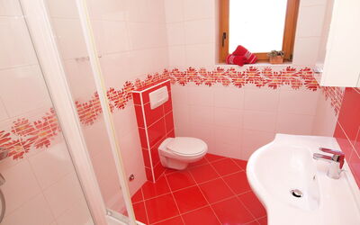 Jasminka 101.1: Loodgieterswerkinrichting, Wastafel In De Badkamer, Wastafel, Badkamer, Kraan, Purper, Wc Bril, Toilet, Interieur Ontwerp