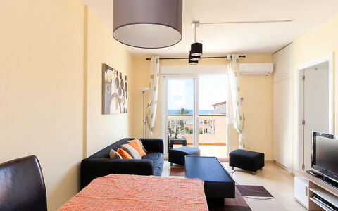La Marina: Meubilair, Gebouw, Eigendom, Tafel, Comfort, Hout, Verlichting, Lamp, Interieur Ontwerp, Stoel
