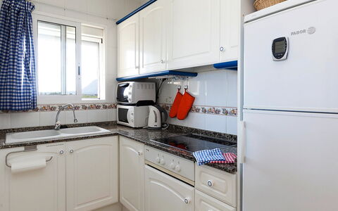 La Marina: Cabinetry, Eigendom, Gootsteen, Meubilair, Blauw, Toestel Van De Keuken, Fornuis, Keuken, Venster, Countertop