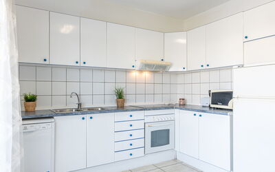 Port Banyuls 515.2: Cabinetry, Countertop, Gootsteen, Kraan, Wastafel, Gebouw, Keuken, Fabriek, Toestel Van De Keuken, Lade