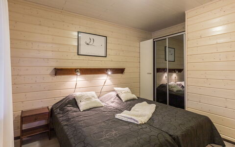 Sointuilevi 2 D 13: Hout, Flooring, Verdieping, Interieur Ontwerp, Plafond, Verlichting, Kamer, Meubilair, Houten Vloer, Slaapkamer