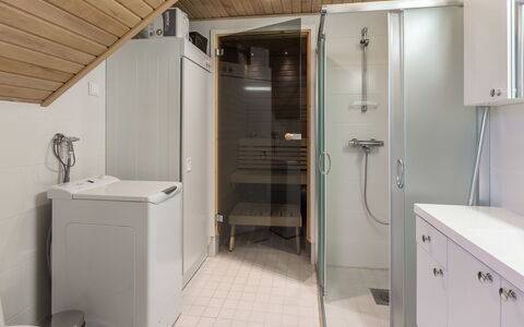 Sointuilevi 2 D 13: Loodgieterswerkinrichting, Flooring, Verdieping, Interieur Ontwerp, Wastafel, Hout, Plafond, Badkamer, Kraan, Badkamerkast