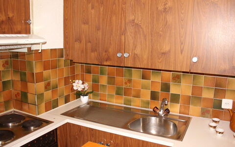 Eridan: Bruin, Countertop, Cabinetry, Kraan, Gootsteen, Loodgieterswerkinrichting, Wastafel, Eigendom, Meubilair, Gebouw