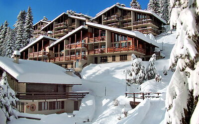 Alpe des Chaux 500: Gebouw, Sneeuw, Dag, Lucht, Eigendom, Venster, Huis, Boom, Wereld, Helling