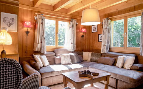 Miranda: Meubilair, Bankstel, Venster, Interieur Ontwerp, Architectuur, Fotolijst, Woonkamer, Hout, Onroerend Goed, Tafel