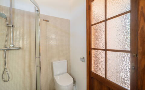 Cas Ciutada: Badkamer, Loodgieterswerkinrichting, Muur, Flooring, Hout, Verdieping, Interieur Ontwerp, Deur, Toilet, Loodgieter