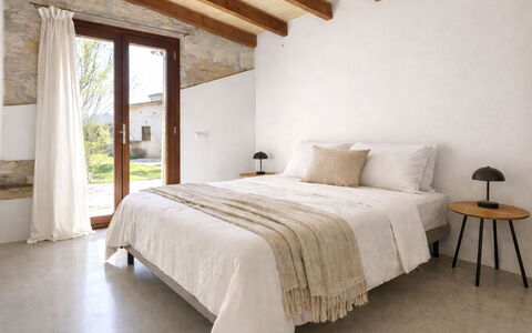 Cas Ciutada: Muur, Slaapkamer, Hout, Flooring, Verdieping, Bed, Interieur Ontwerp, Linens, Laken, Plafond