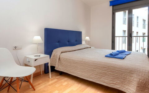 Escorxador: Meubilair, Eigendom, Venster, Comfort, Blauw, Azure, Hout, Schaduw, Hoofdkussen