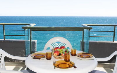 Playa de Aro 230: Water, Tableware, Tafel, Lucht, Eigendom, Meubilair, Stoel, Voedsel, Buitentafel, Azure