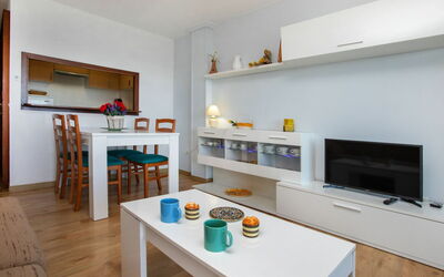 Vermell 230.11: Eigendom, Tafel, Meubilair, Hout, Interieur Ontwerp, Oranje, Verlichting, Flooring, Tableware, Woonkamer
