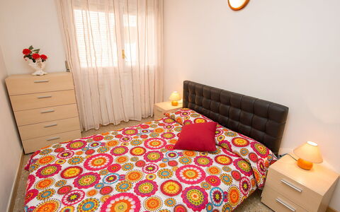 Rambla de Tossa: Meubilair, Eigendom, Venster, Gebouw, Comfort, Textiel, Oranje, Interieur Ontwerp, Verlichting, Bed Frame
