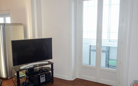 Les Nielles: Gebouw, Hout, Woonkamer, Venster, Interieur Ontwerp, Flooring, Verdieping, Televisie, Televisietoestel, Hardwood