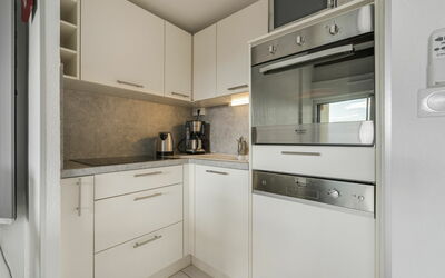 Camargue Village 110.4: Countertop, Cabinetry, Eigendom, Meubilair, Gebouw, Toestel Van De Keuken, Fornuis, Keuken, Lade, Huishoudapparatuur