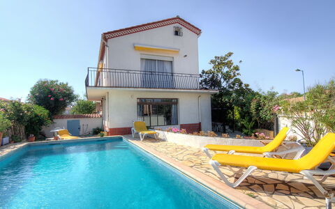 Villa Thiers: Water, Lucht, Gebouw, Eigendom, Fabriek, Zwembad, Azure, Huis, Boom, Badplaats