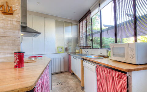 Villa Thiers: Cabinetry, Countertop, Meubilair, Venster, Keuken, Toestel Van De Keuken, Hout, Huishoudapparatuur, Verlichting, Fornuis