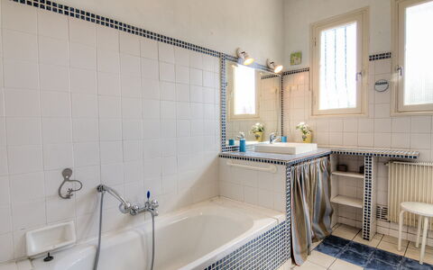Villa Thiers: Bad, Eigendom, Loodgieterswerkinrichting, Venster, Kraan, Badkamer, Product, Cabinetry, Interieur Ontwerp, Flooring