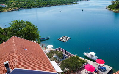 Novigrad (Zadar) 112: Water, Boot, Eigendom, Blauw, Natuur, Azure, Watercraft, Fabriek, Boom, Meer
