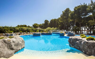 Vodice 200: Water, Lucht, Watervoorraden, Zwembad, Boom, Natuurlijk Landschap, Fabriek, Zwemwater, Gras, Aqua