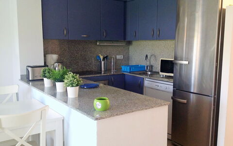 Michele: Cabinetry, Countertop, Meubilair, Gootsteen, Wastafel, Tafel, Fabriek, Gebouw, Stoel, Fornuis