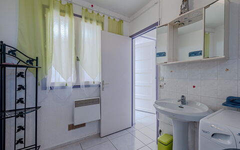Nautica: Spiegel, Eigendom, Kraan, Wastafel, Loodgieterswerkinrichting, Badkamerkast, Wastafel In De Badkamer, Badkamer, Gebouw