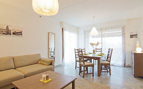 Le Rabelais: Tafel, Meubilair, Eigendom, Bankstel, Hout, Verlichting, Interieur Ontwerp, Geel, Verdieping, Flooring