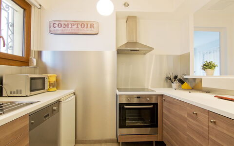 Le Rabelais: Countertop, Cabinetry, Eigendom, Gebouw, Venster, Keuken, Fornuis, Toestel Van De Keuken, Hout, Flooring