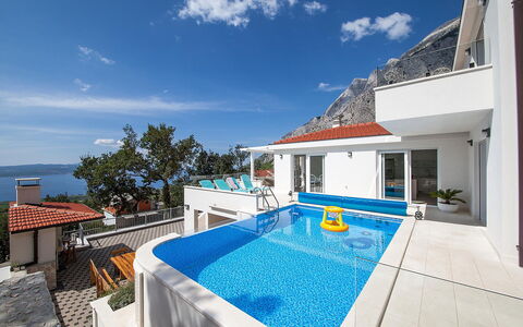Prestige: Wolk, Lucht, Gebouw, Zwembad, Azure, Schaduw, Water, Venster, Buitenmeubels, Badplaats
