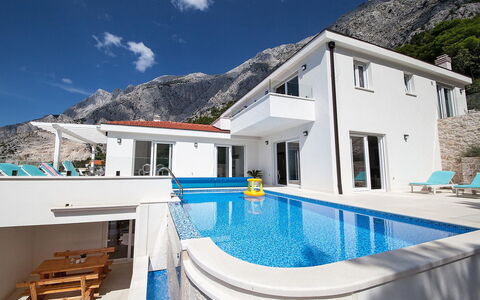 Prestige: Water, Lucht, Wolk, Gebouw, Eigendom, Berg, Meubilair, Wit, Blauw, Azure