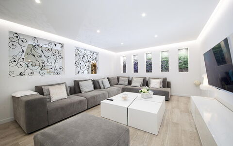 Prestige: Fotolijst, Bankstel, Meubilair, Eigendom, Comfort, Interieur Ontwerp, Woonkamer, Huis, Gebouw, Tafel