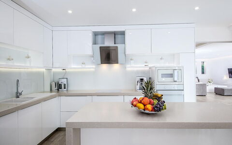 Prestige: Cabinetry, Countertop, Wastafel, Gootsteen, Keuken, Interieur Ontwerp, Kraan, Toestel Van De Keuken, Verdieping, Hout