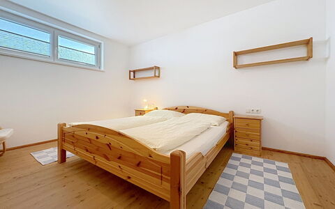 Linnehan: Bed, Slaapkamer, Interieur Ontwerp, Verdieping, Bedding, Hout, Flooring, Laken, Kamer, Plafond