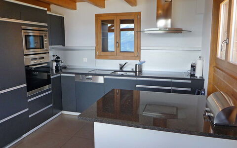La Truffe: Countertop, Kraan, Cabinetry, Gootsteen, Meubilair, Wastafel, Loodgieterswerkinrichting, Gebouw, Keuken, Venster