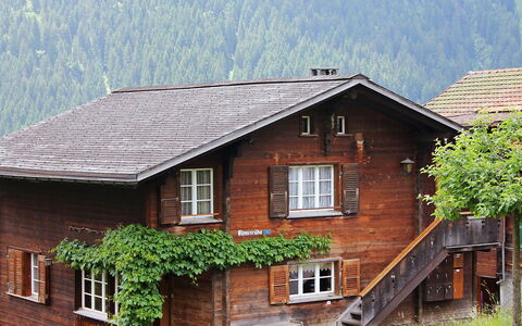 Chalet Almisräba: Venster, Eigendom, Fabriek, Gebouw, Hout, Huis, Gras, Verblijf, Siding, Dak