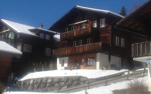 Chalet Almisräba: Lucht, Gebouw, Venster, Sneeuw, Helling, Huis, Fabriek, Boom, Siding, Facade