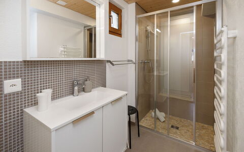 Chalet Almisräba: Badkamer, Flooring, Muur, Loodgieterswerkinrichting, Interieur Ontwerp, Wastafel In De Badkamer, Verdieping, Hout, Badkamerkast, Spiegel