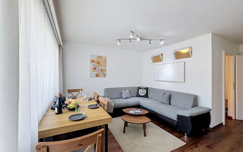 Viktoria a: Meubilair, Interieur Ontwerp, Flooring, Bankstel, Verdieping, Muur, Kamer, Hout, Plafond, Woonkamer