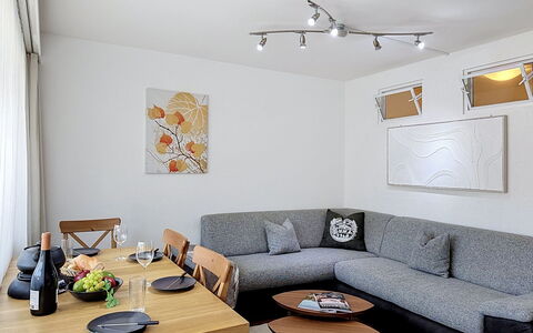 Viktoria a: Meubilair, Interieur Ontwerp, Bankstel, Muur, Flooring, Verdieping, Hout, Tafel, Woonkamer, Kamer
