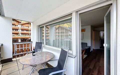 Viktoria a: Hout, Appartement, Interieur Ontwerp, Verdieping, Plafond, Condominium, Kamer, Glas, Balkon, Hardwood