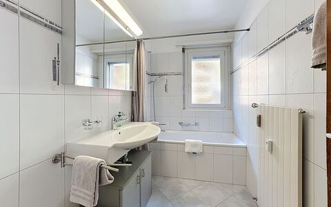 Viktoria a: Badkamer, Loodgieterswerkinrichting, Interieur Ontwerp, Flooring, Verdieping, Wastafel, Wastafel In De Badkamer, Kraan, Plafond, Loodgieter